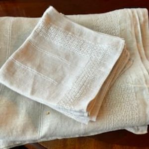 Vintage Tablecloth and 8 napkins.